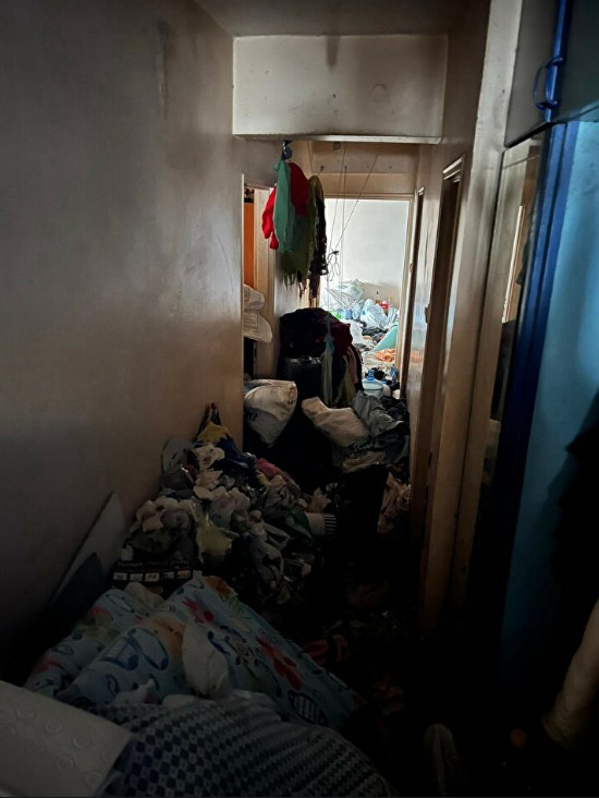 Kapıyı açan ekipler şoke oldu: Evden tam 40 ton çöp çıktı